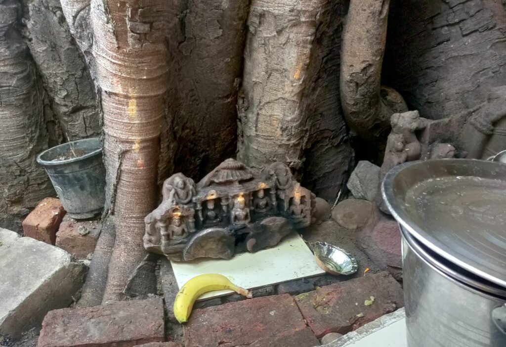 A visit to ‘Om shree panch pir samadhi sthal’ — The ArmChair Journal